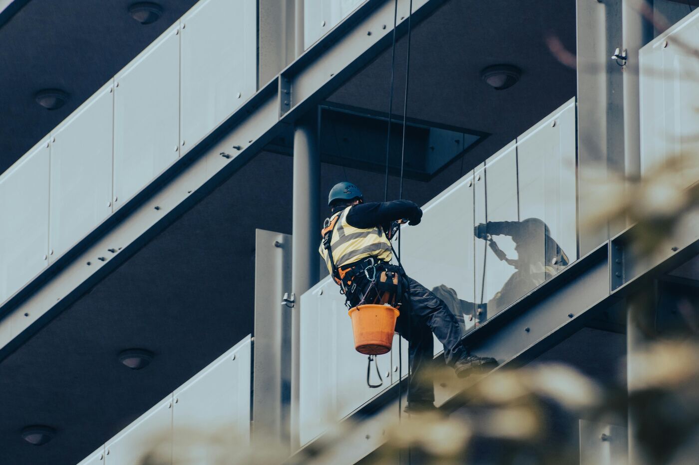 Teknisi rope access di gedung tinggi